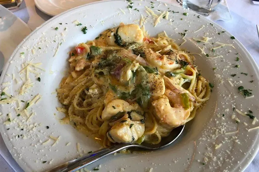 pasta dish at tommy restaurant and oyster bar houston.